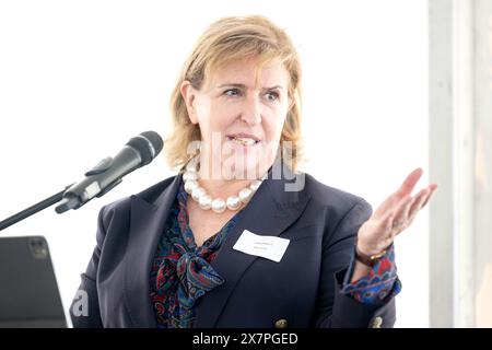 Wilhelmshaven, Allemagne. Wilhelmshaven, Allemagne. 21 mai 2024. Julia Prescot, présidente de NeuConnect, prend la parole lors d’une cérémonie symbolique d’inauguration au futur point d’atterrissage de la nouvelle ligne électrique NeuConnect. Un câble sous-marin de plusieurs centaines de kilomètres de long doit être posé entre l’Allemagne et le Royaume-Uni d’ici 2028 pour faciliter le commerce et la distribution de l’électricité. Il s'agit de la première connexion électrique directe entre les deux pays. Crédit : dpa Picture alliance/Alamy Live News Banque D'Images