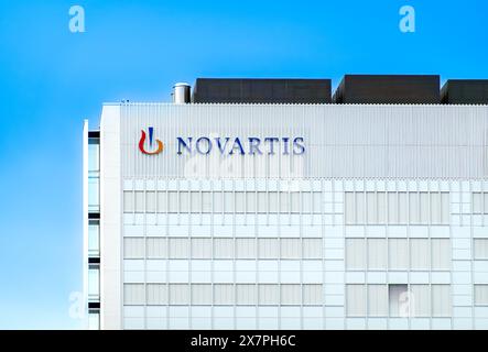 Bâle, Suisse - 18 mai 2024 : Siège de Novartis ou Novartis Campus sous ciel nuageux Banque D'Images