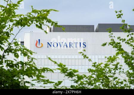 Bâle, Suisse - 18 mai 2024 : Siège de Novartis ou Novartis Campus, un bâtiment moderne entouré de verdure sous un ciel nuageux Banque D'Images