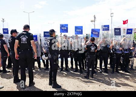 Les policiers tiennent leurs boucliers pour empêcher les membres des médias de prendre des photos et des films pendant la manifestation des mères kurdes de la paix devant la prison de Diyarbakir. Lors de la manifestation « Give Voice to Freedom » des « mères kurdes de la paix » et des proches des prisonniers devant la prison de Diyarbak, la police a empêché les médias de prendre des photos et de filmer en levant leurs boucliers en l'air. Par conséquent, les manifestants ont organisé un sit-in de protestation pendant un certain temps. Ils ont ensuite fait une déclaration attirant l'attention sur l'oppression dans les prisons en Turquie et dispersées sous contrôle de la police. Représentants du Banque D'Images