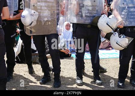 Des femmes kurdes sous blocus de la police sont vues pendant la manifestation devant la prison de Diyarbakir. Lors de la manifestation « Give Voice to Freedom » des « mères kurdes de la paix » et des proches des prisonniers devant la prison de Diyarbak, la police a empêché les médias de prendre des photos et de filmer en levant leurs boucliers en l'air. Par conséquent, les manifestants ont organisé un sit-in de protestation pendant un certain temps. Ils ont ensuite fait une déclaration attirant l'attention sur l'oppression dans les prisons en Turquie et dispersées sous contrôle de la police. Représentants du Parti de l'égalité du peuple et de la démocratie (Parti DEM), Regi démocratique Banque D'Images