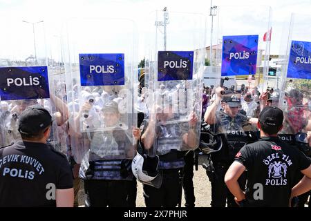 Les policiers tiennent leurs boucliers pour empêcher les membres des médias de prendre des photos et des films pendant la manifestation des mères kurdes de la paix devant la prison de Diyarbakir. Lors de la manifestation « Give Voice to Freedom » des « mères kurdes de la paix » et des proches des prisonniers devant la prison de Diyarbak, la police a empêché les médias de prendre des photos et de filmer en levant leurs boucliers en l'air. Par conséquent, les manifestants ont organisé un sit-in de protestation pendant un certain temps. Ils ont ensuite fait une déclaration attirant l'attention sur l'oppression dans les prisons en Turquie et dispersées sous contrôle de la police. Représentants du Banque D'Images