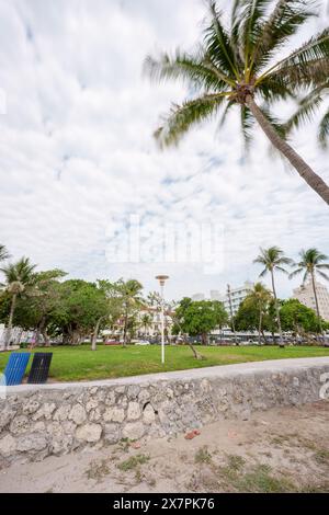 Miami Beach, Floride, États-Unis. Photo des murs de corail sur Ocean Drive où les gens peuvent marcher à vélo et roller toute l'année. Exposition prolongée Banque D'Images