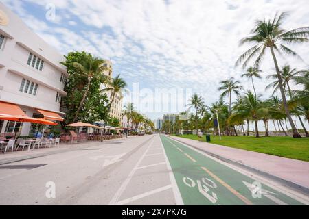 Miami Beach Floride, États-Unis 2024. Pistes cyclables sur Ocena Drive protégées dans les deux sens pour la sécurité Banque D'Images