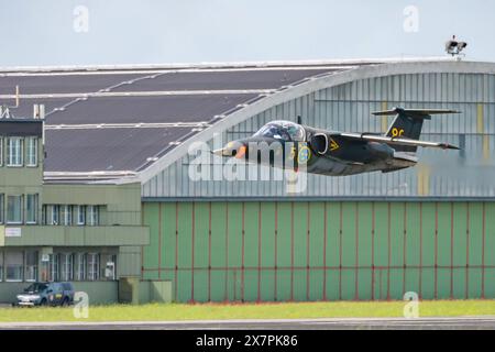 hoersching, autriche, 21 mai 2024, saab sk 60 avions de l'armée de l'air suédoise, devant un hangar *** hoersching, österreich, 21. mai 2024, saab SK 60 luftfahrzeug der schwedischen luftwaffe, vor einem hangar Copyright : xx Banque D'Images