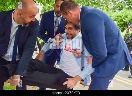 Londres, Angleterre, Royaume-Uni. 21 mai 2024. La sécurité emmène les manifestants hors du lieu. Des militants pour le climat ont organisé une manifestation devant l'Assemblée générale annuelle du géant des combustibles fossiles Shell à l'hôtel Intercontinental, l'O2, à Greenwich. Un groupe d'activistes a également perturbé l'événement à l'intérieur du lieu avant d'être expulsé par la sécurité. (Crédit image : © Vuk Valcic/ZUMA Press Wire) USAGE ÉDITORIAL SEULEMENT! Non destiné à UN USAGE commercial ! Crédit : ZUMA Press, Inc/Alamy Live News Banque D'Images