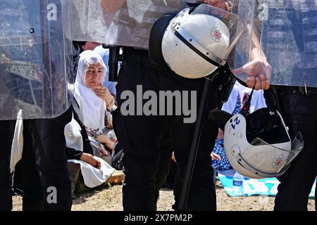 Des femmes kurdes sous blocus de la police sont vues pendant la manifestation devant la prison de Diyarbakir. Lors de la manifestation « Give Voice to Freedom » des « mères kurdes de la paix » et des proches des prisonniers devant la prison de Diyarbak, la police a empêché les médias de prendre des photos et de filmer en levant leurs boucliers en l'air. Par conséquent, les manifestants ont organisé un sit-in de protestation pendant un certain temps. Ils ont ensuite fait une déclaration attirant l'attention sur l'oppression dans les prisons en Turquie et dispersées sous contrôle de la police. Représentants du Parti de l'égalité du peuple et de la démocratie (Parti DEM), Regi démocratique Banque D'Images