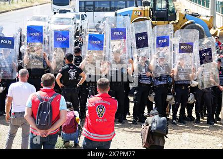 Les policiers tiennent leurs boucliers pour empêcher les membres des médias de prendre des photos et des films pendant la manifestation des mères kurdes de la paix devant la prison de Diyarbakir. Lors de la manifestation « Give Voice to Freedom » des « mères kurdes de la paix » et des proches des prisonniers devant la prison de Diyarbak, la police a empêché les médias de prendre des photos et de filmer en levant leurs boucliers en l'air. Par conséquent, les manifestants ont organisé un sit-in de protestation pendant un certain temps. Ils ont ensuite fait une déclaration attirant l'attention sur l'oppression dans les prisons en Turquie et dispersées sous contrôle de la police. Représentants du Banque D'Images