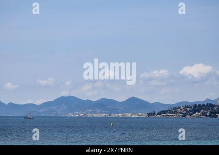 Vue sur la mer et les montagnes depuis Juan les Pins, sur la Côte d'Azur Banque D'Images