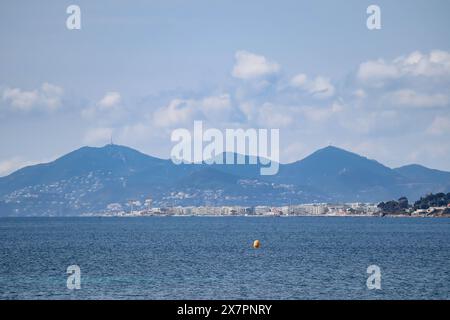 Vue sur la mer et les montagnes depuis Juan les Pins, sur la Côte d'Azur Banque D'Images