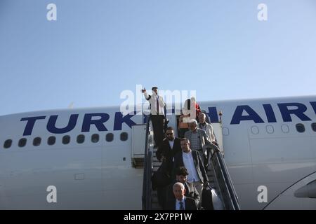 Kaboul, Afghanistan. 21 mai 2024. Les passagers descendent d'un avion de Turkish Airlines de T¨¹rkiye's Istanbul à l'aéroport international de Kaboul à Kaboul, la capitale de l'Afghanistan, le 21 mai 2024. Un avion de Turkish Airlines est arrivé à l'aéroport international de Kaboul mardi matin, alors que la compagnie nationale T¨¹rkiye reprenait ses vols vers l'Afghanistan après près de trois ans de suspension. Crédit : Saifurahman Safi/Xinhua/Alamy Live News Banque D'Images