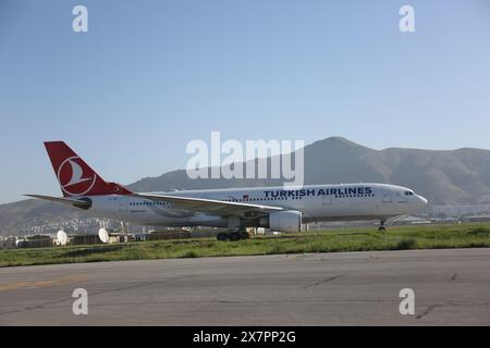 Kaboul, Afghanistan. 21 mai 2024. Un avion de Turkish Airlines en provenance de T¨¹rkiye's Istanbul arrive à l'aéroport international de Kaboul à Kaboul, la capitale de l'Afghanistan, le 21 mai 2024. Un avion de Turkish Airlines est arrivé à l'aéroport international de Kaboul mardi matin, alors que la compagnie nationale T¨¹rkiye reprenait ses vols vers l'Afghanistan après près de trois ans de suspension. Crédit : Saifurahman Safi/Xinhua/Alamy Live News Banque D'Images