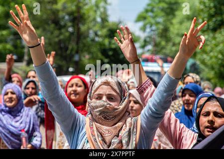 Srinagar, Cachemire. 21 mai 2024. Des femmes musulmanes crient des slogans pro-iraniens et islamiques lors d'un rassemblement à la mémoire du président iranien Ebrahim Raisi et d'autres responsables à Srinagar. Des centaines de manifestants se sont rassemblés pour la marche en deuil de la mort tragique du président iranien Ebrahim Raisi, ainsi que du ministre des Affaires étrangères Hossein Amirabdollahian et d'autres responsables. Les responsables ont été retrouvés morts le 20 mai après que les équipes de secours ont découvert que leur hélicoptère s'était écrasé dans un brouillard dense dans une région montagneuse du nord-ouest du pays, ont déclaré des responsables et des médias d'État. Crédit : SOPA images Limited/Alam Banque D'Images