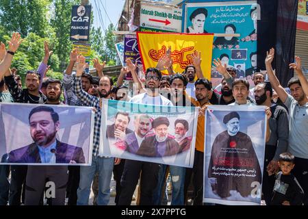 Srinagar, Cachemire. 21 mai 2024. Srinagar, Inde. 21 mai 2024. Les musulmans tiennent des banderoles de feu le président iranien Ebrahim Raisi et d'autres responsables lors d'un rassemblement à Srinagar. Des centaines de manifestants se sont rassemblés pour la marche en deuil de la mort tragique du président iranien Ebrahim Raisi, ainsi que du ministre des Affaires étrangères Hossein Amirabdollahian et d'autres responsables. Les responsables ont été retrouvés morts le 20 mai après que les équipes de secours ont découvert que leur hélicoptère s'était écrasé dans un brouillard dense dans une région montagneuse du nord-ouest du pays, ont déclaré des responsables et des médias d'État. Crédit : SOPA images Limited/Alamy Live Banque D'Images