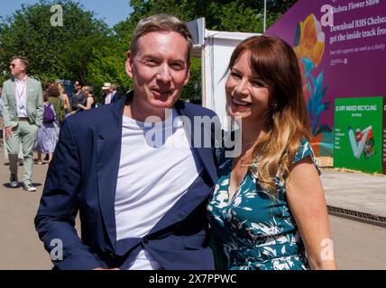 Frank Gardner, correspondant à la sécurité de la BBC et journaliste et auteur avec sa petite amie, la journaliste météorologique de la BBC Elizabeth Rizzini. Banque D'Images