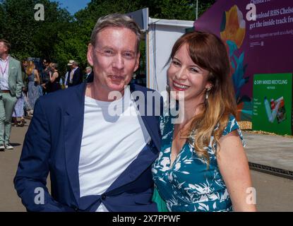 Frank Gardner, correspondant à la sécurité de la BBC et journaliste et auteur avec sa petite amie, la journaliste météorologique de la BBC Elizabeth Rizzini. Banque D'Images