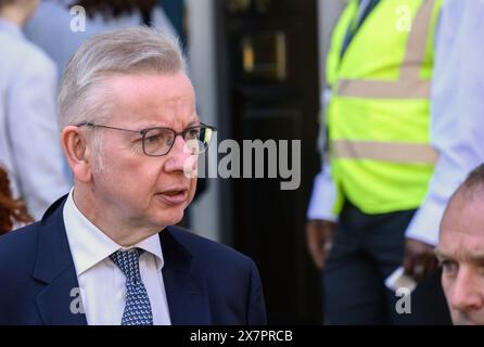 Michael Gove député (suite : Surrey Heath - secrétaire d'État au nivellement, au logement et aux collectivités ; ministre des relations intergouvernementales) quittant t Banque D'Images