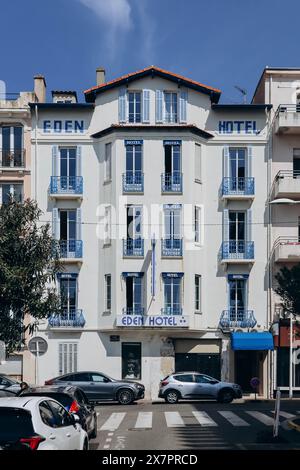 Juan-les-Pins, France - 20 mai 2023 : bâtiment dans le centre de Juan les Pins, sur la Côte d'Azur Banque D'Images