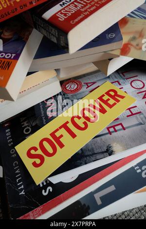 Pile de livres à couverture souple, États-Unis, 2024 Banque D'Images