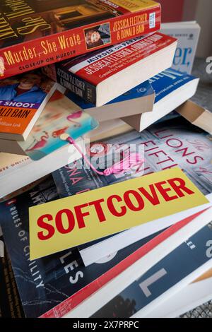 Pile de livres à couverture souple, États-Unis, 2024 Banque D'Images