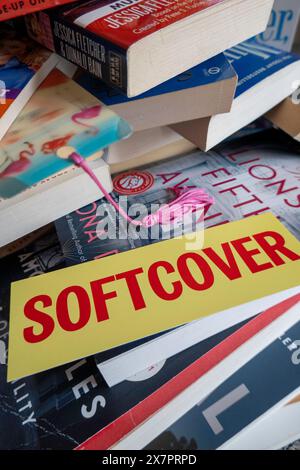 Pile de livres à couverture souple, États-Unis, 2024 Banque D'Images