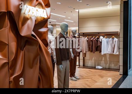 Le magasin phare de Saks Fifth Avenue, rayon vêtements pour hommes, propose des vêtements et des accessoires de créateurs, New York City, USA 2022 Banque D'Images