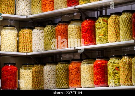Étagères pleines de bocaux en verre remplis de divers aliments. Gros plan Banque D'Images