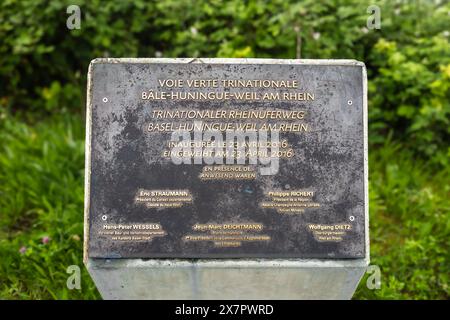 Bâle, Suisse - 18 mai 2024 : tracé trinational de la rive du Rhin Bâle - Huningue - Weil am Rhein. Plaque commémorative Banque D'Images