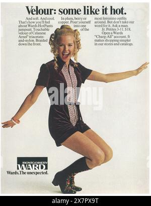 1971 Montgomery Ward Department Store Velour Hot Pants Jumpsuit ad Banque D'Images