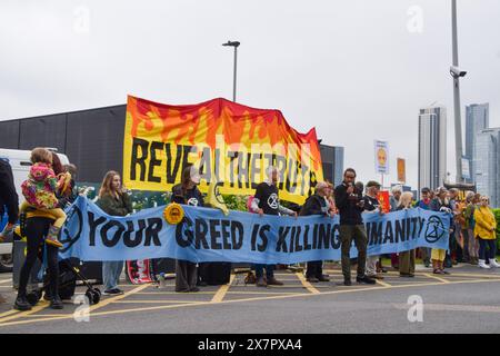 Londres, Royaume-Uni. 21 mai 2024. Des militants pour le climat ont organisé une manifestation devant l'Assemblée générale annuelle du géant des combustibles fossiles Shell à l'hôtel Intercontinental, l'O2, à Greenwich. Un groupe d'activistes a également perturbé l'événement à l'intérieur du lieu avant d'être expulsé par la sécurité. Crédit : Vuk Valcic/Alamy Live News Banque D'Images