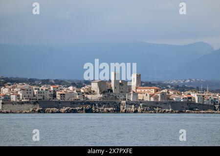 Vue d'Antibes depuis le cap du même nom, sur la Côte d'Azur Banque D'Images