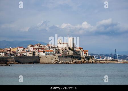 Vue sur le centre d'Antibes et le célèbre Château Grimaldi, sur la Côte d'Azur Banque D'Images