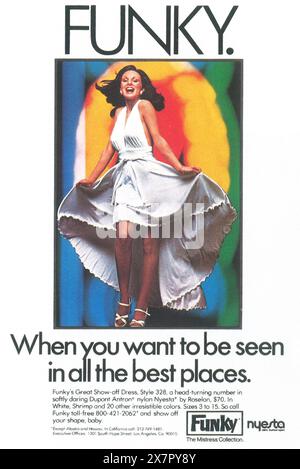 1976 Funky Fashions - publicité de la collection Mistress - 'Show-off Robe' Banque D'Images