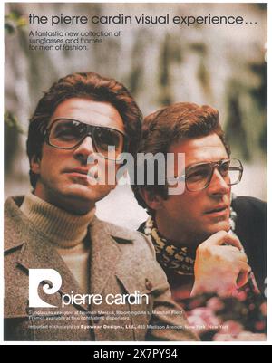 1976 annonce lunettes Pierre Cardin Banque D'Images