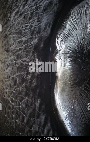 Une prise de vue aérienne capture les textures accidentées et les contours naturels d'un paysage montagneux dans les hautes terres, soulignant la beauté majestueuse du terr Banque D'Images