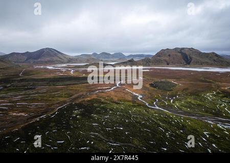 Une vaste prise de vue aérienne capture la beauté naturelle des terrains montagneux avec des rivières sinueuses, des montagnes escarpées et un vaste paysage ouvert sous un Banque D'Images