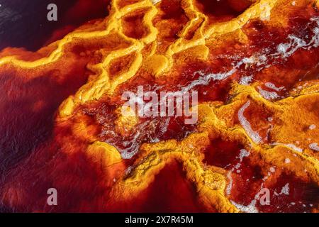 Une prise de vue aérienne capture les superbes gisements de minéraux rouges et jaunes vifs le long des rives du Riotinto, mis en valeur par des textures naturelles Banque D'Images