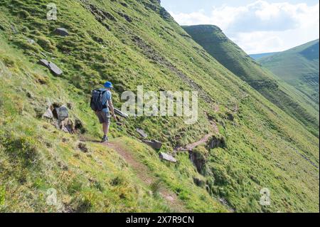 Homme marchant sur Cribyn face sentier Banque D'Images