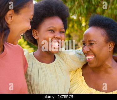 Famille féminine de trois générations rire et s'embrasser à l'extérieur à la campagne Banque D'Images