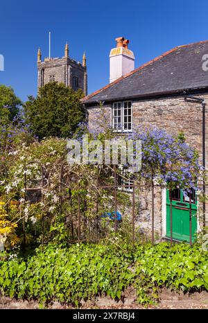 England, Devon, Dittisham, sont George's Church et Traditional Stone Cottage sur Lower Street Banque D'Images