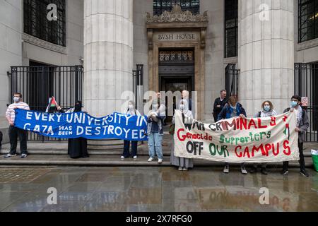 Londres, Royaume-Uni, 21 mai 2024. Des étudiants pro-palestiniens participent à une manifestation contre la Conférence de la Défense de Londres organisée par le King College de Londres. La conférence de trois jours a commencé aujourd'hui. Crédit : A.A. Gill/Alamy Live News Banque D'Images