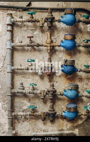 Conduites d'eau avec des compteurs à l'extérieur d'une vieille maison en Italie Banque D'Images