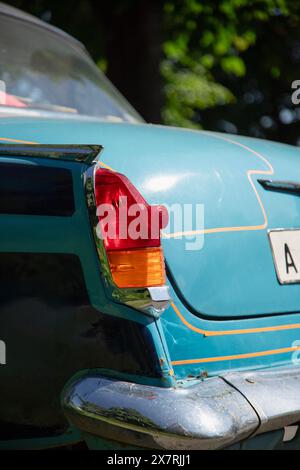 rétro feu arrière de voiture gros plan vintage. Prise de vue verticale Banque D'Images