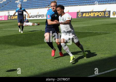 Non exclusif : DNIPRO, UKRAINE - 19 MAI 2024 - le milieu de terrain Newertton (R) du FC Shakhtar Donetsk et le défenseur Oleksandr Svatok du SC Dnipro-1 sont vus Banque D'Images