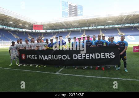 Non exclusif : DNIPRO, UKRAINE - 19 MAI 2024 - les joueurs du FC Shakhtar Donetsk (kit blanc) et du SC Dnipro-1 (kit bleu) tiennent la bannière avant le 2023/ Banque D'Images