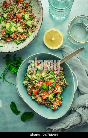 Salade de taboulé. Salade Tabouli maison fraîche avec persil frais, oignons, tomates et graines de chanvre. Banque D'Images