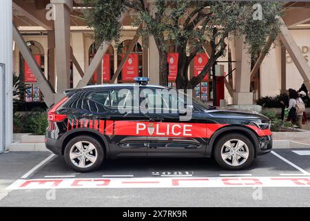 Monaco, Monaco - 19.03.2023 : voiture de police de Monaco dans la rue près du stade Louis II Banque D'Images