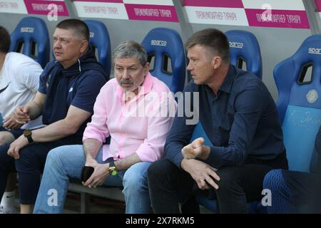 DNIPRO, UKRAINE - 19 MAI 2024 - le manager du SC Dnipro-1 Yurii Maksymov (R) est vu avant le début du 29 match de la première Ligue ukrainienne 2023/2024 contre le FC Shakhtar Donetsk à la Dnipro Arena, Dnipro, dans le centre de l'Ukraine. Banque D'Images