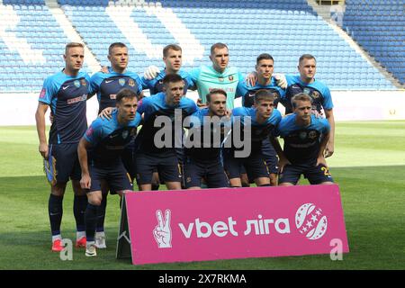 DNIPRO, UKRAINE - 19 MAI 2024 - les joueurs du SC Dnipro-1 posent pour une photo avant le match de la première Ligue ukrainienne 2023/2024 Round 29 contre le FC Shakhtar Donetsk à la Dnipro Arena, Dnipro, dans le centre de l'Ukraine. Banque D'Images