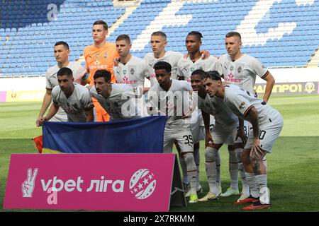 DNIPRO, UKRAINE - 19 MAI 2024 - les joueurs du FC Shakhtar Donetsk posent pour une photo avant le match de la première Ligue ukrainienne 2023/2024 Round 29 contre le SC Dnipro-1 à la Dnipro Arena, Dnipro, dans le centre de l'Ukraine. Banque D'Images